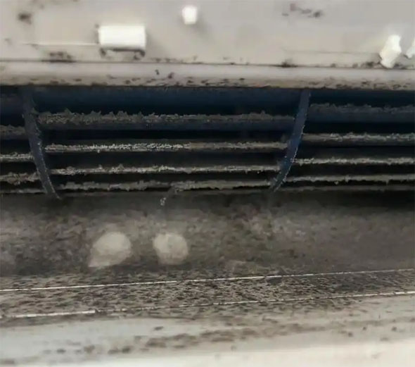 临安空调吹的风有股烧焦味是怎么回事